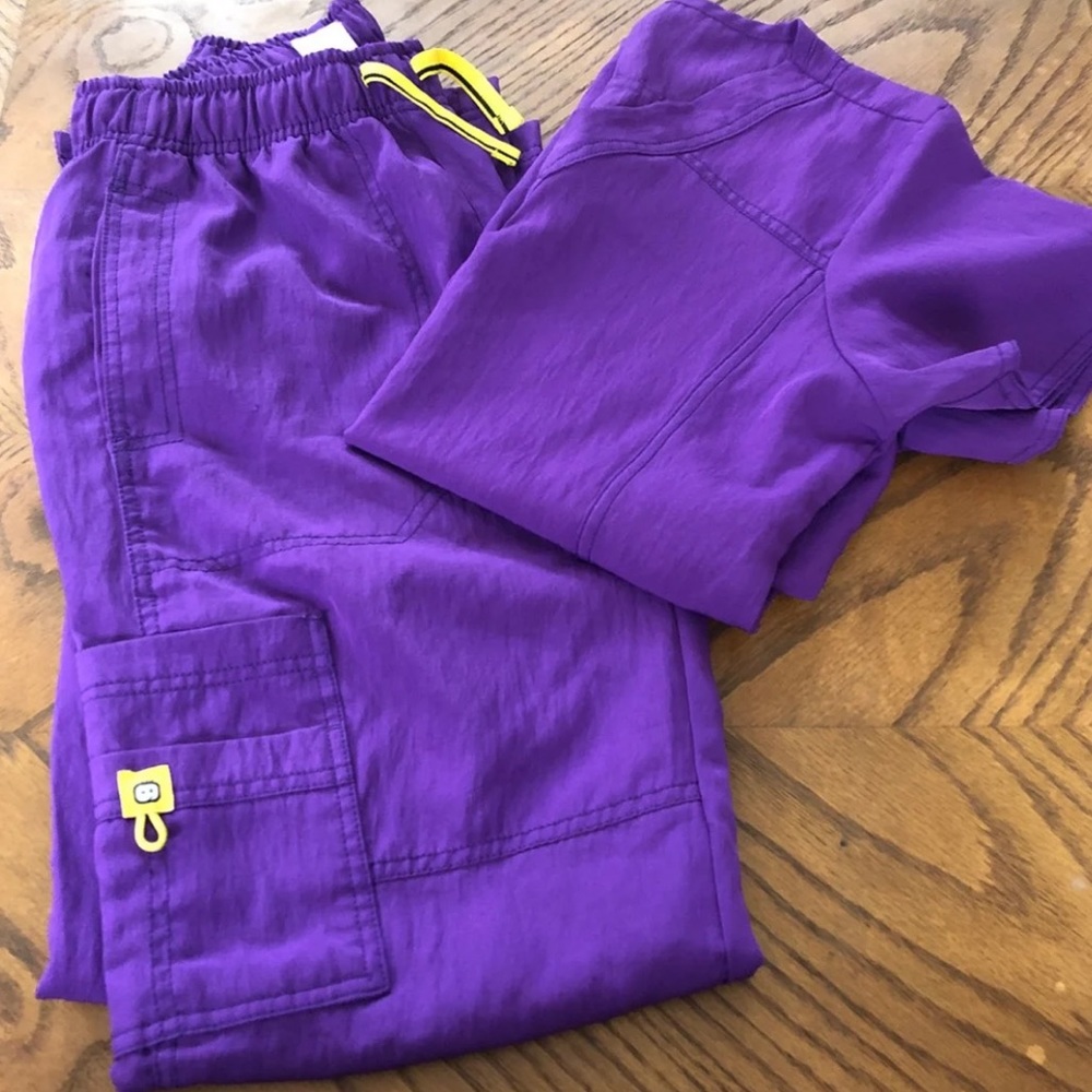 Wonder wink scrub set